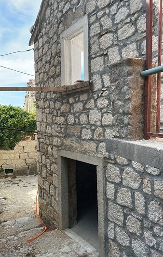 Tučepi, kamena kuća s konobom