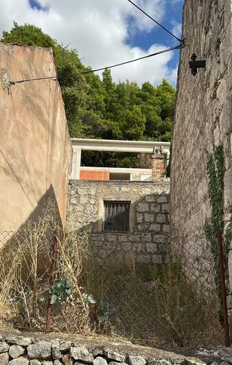 Tučepi, kamena kuća s konobom