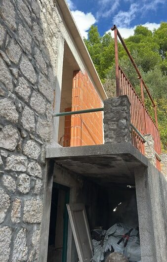 Tučepi, kamena kuća s konobom